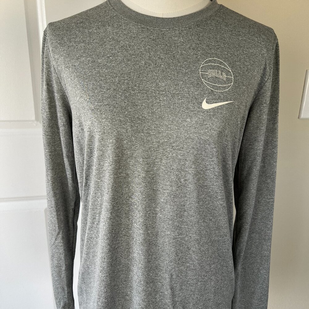 Nike, women's size XS NBA basketball dry-fit long sleeve shirt Chicago Bulls